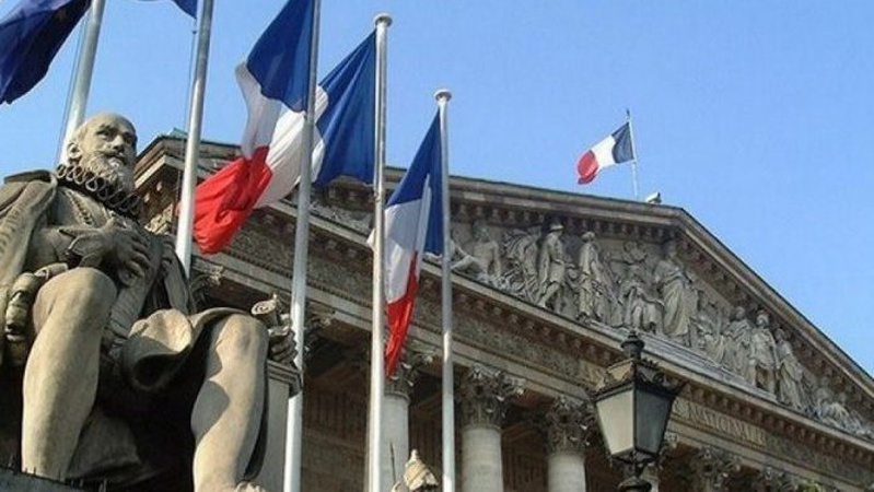 За попередніми результатами, ліві випереджають блок Макрона на парламентських виборах у Франції