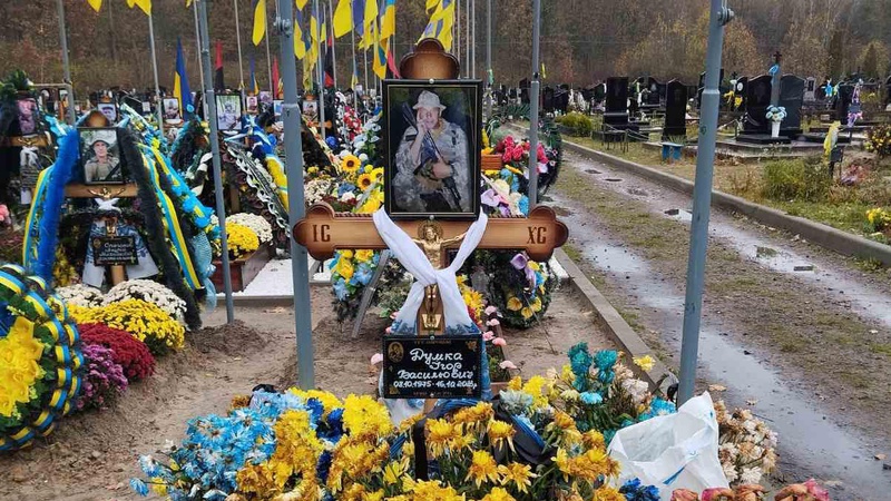 На Волині невідомі вкрали вінки і вишитий мамою рушник з могили Захисника