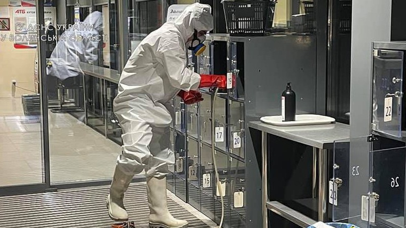 У супермаркеті в Луцьку знайшли пакет із розлитою ртуттю. ФОТО