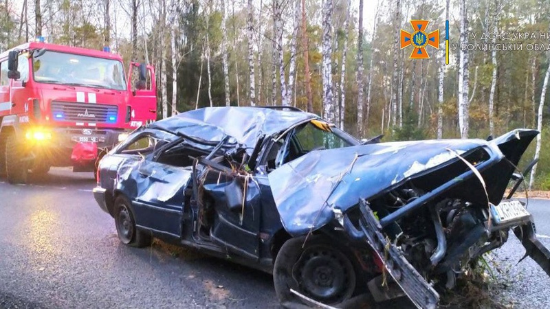 На Волині злетів у кювет легковик: пасажира затиснуло в салоні