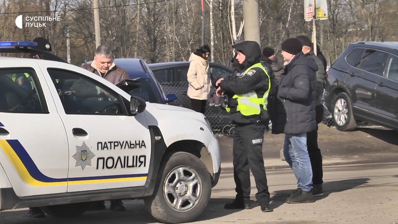 Лучани скаржаться на стихійний авторинок біля своїх будинків