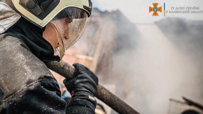 На Волині рятувальники ліквідували пожежу в господарській будівлі та суді