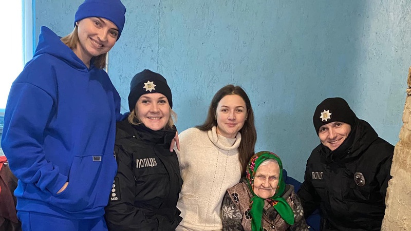 Волинські патрульні відвідали самотню бабусю Ганну та навели лад в господарстві