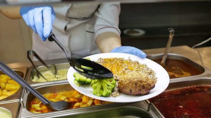 Українські школи перейшли на нове харчування: чим можна та заборонено годувати дітей