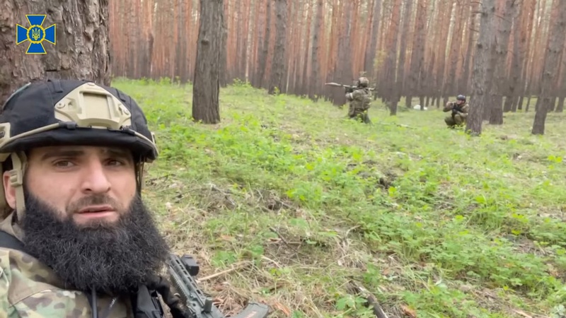 Кадирівці воюють не з противником, а із соснами в лісі. ВІДЕО