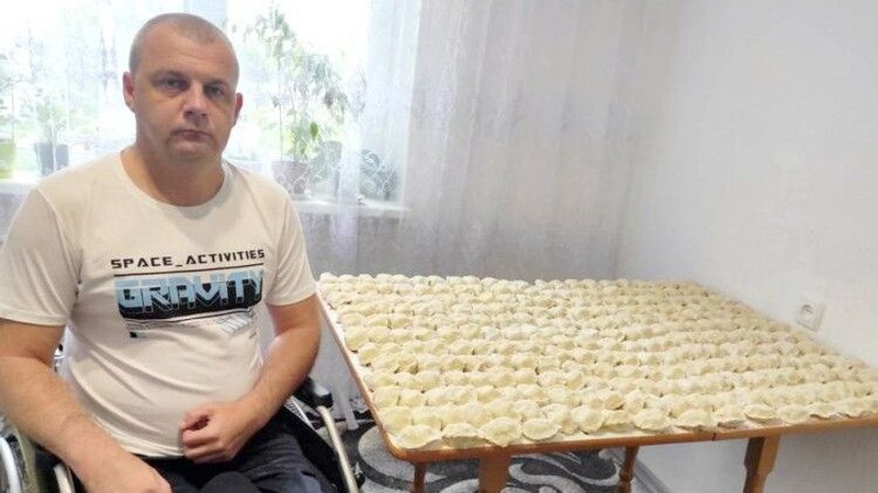 Тисячу вареників для фронту щотижня ліпить чоловік, прикутий до інвалідного візка