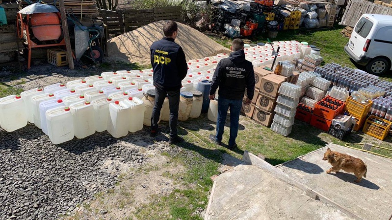 У Луцькому районі влаштували алкоцех у брудному й занедбаному підвалі
