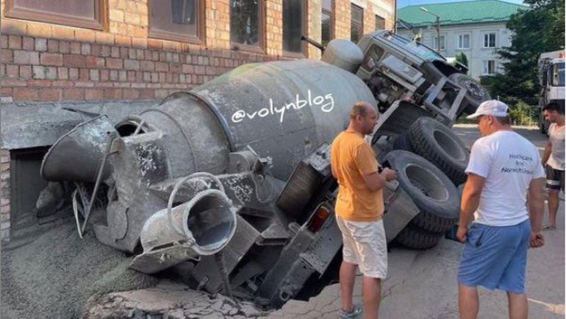 На Волині автомобіль-бетонозмішувач провалився у яму. ФОТО