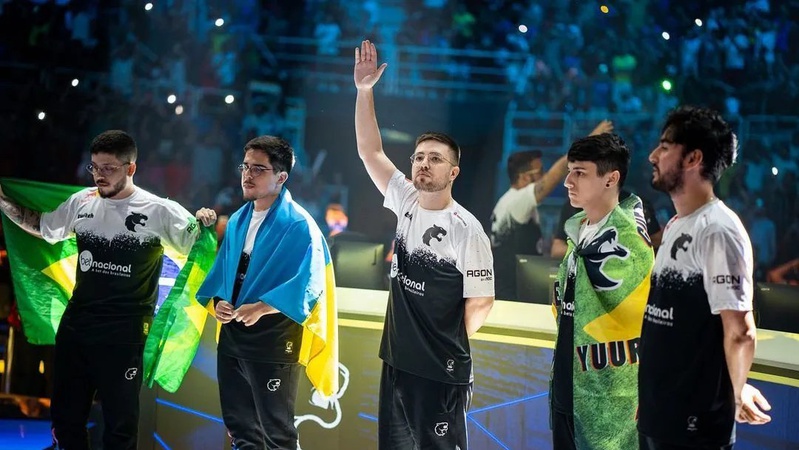 Відомий кіберспортсмен вийшов із прапором України на матч у Бразилії