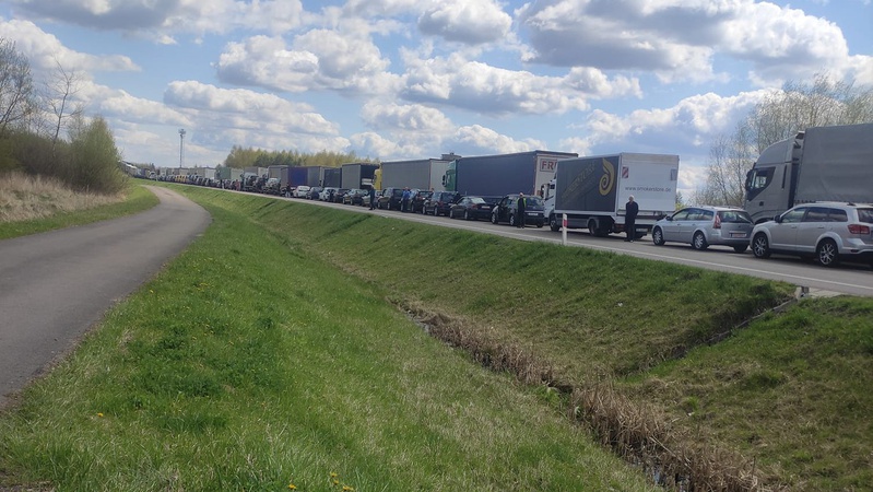 Через черги тих, хто жене в Україну «євробляхи», волонтери втрачають дорогоцінний час, – луцький ведучий