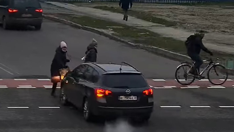 ДТП на «зебрі»: у Луцьку водій «опеля» збив жінку