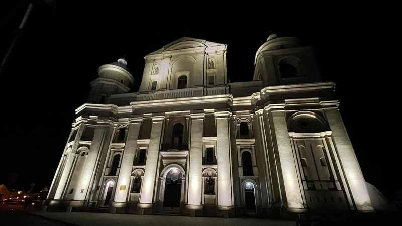 У Луцьку підсвітили кафедральний костел Петра і Павла