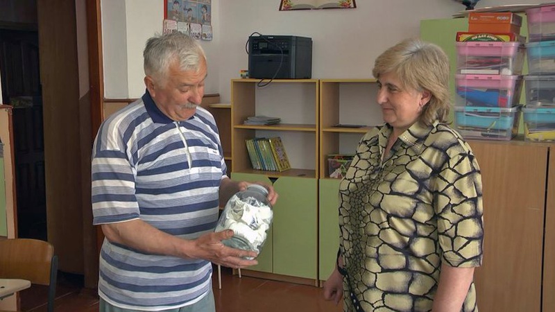 Волинянин зберігає вишиту сорочку товариша в трилітровій банці