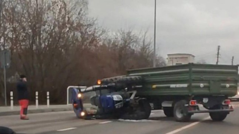 У місті на Волині серед дороги перекинувся трактор комунальників