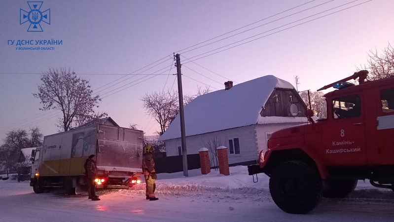 Волинські рятувальники витягнули машину «Укрпошти», яку знесло з дороги. ВІДЕО