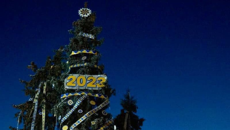 «Якщо здалеку і примружитися - норм»: що лучани думають про цьогорічну ялинку у місті