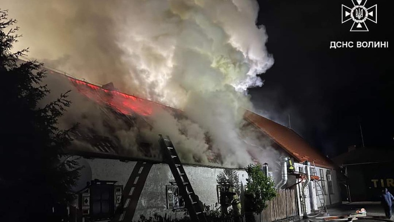 На Волині вночі рятувальники ліквідували пожежу у кафе-готелі. ФОТО