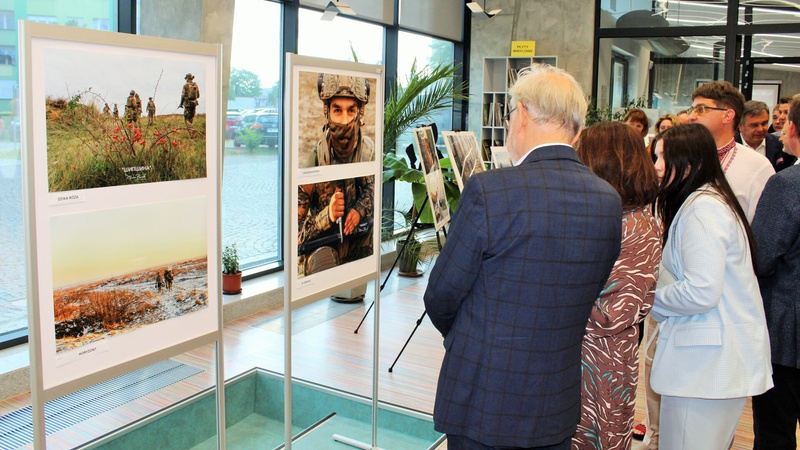 Виставку світлин загиблого на війні фотографа з Волині відкрили у Польщі