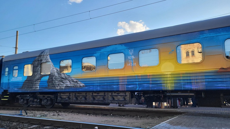 «Потяг до перемоги»: луцький художник розфарбував вагон спецпоїзда «Укрзалізниці» (фото)