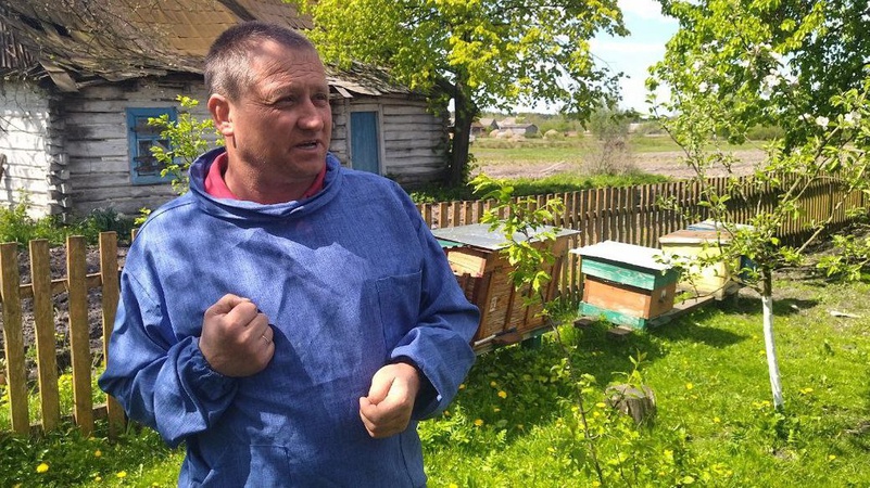 Пасічник з Волині майструє вулики з очерету. ВІДЕО