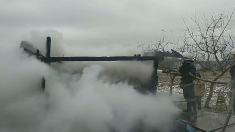 У Луцьку вночі загорілась дровітня