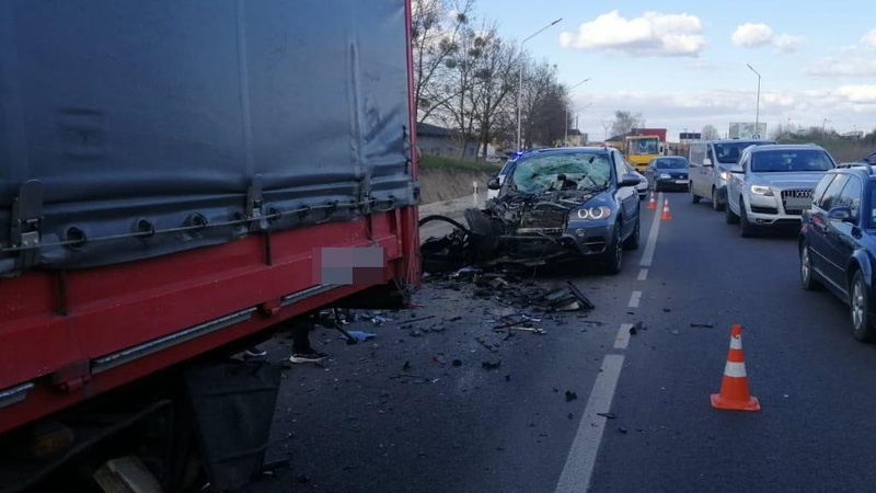 У Луцькому районі легковик врізався у фуру