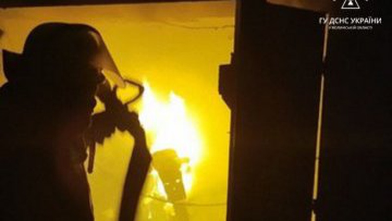На Волині горів мотоцикл: пожежа перекинулася на господарську будівлю