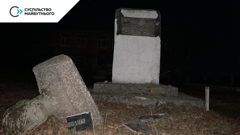 На Волині повалили пам’ятник Ватутіну. ФОТО