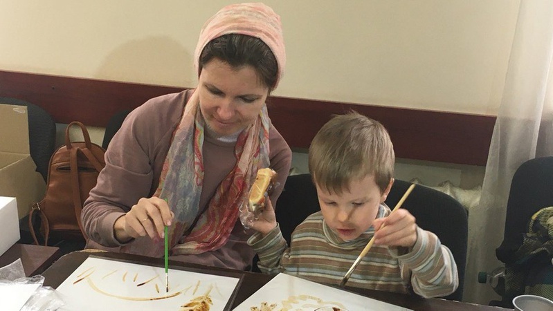 У Луцьку художниця з Маріуполя проводить майстер-класи з живопису