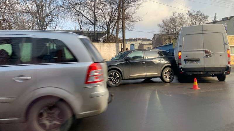 У Луцьку – ДТП: зіткнулися позашляховик та бус.ФОТО