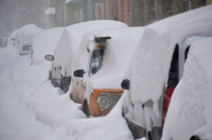Скільки техніки та двірників розчищають Луцьк від снігу. ВІДЕО
