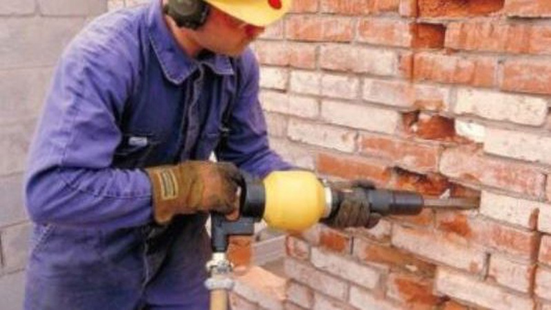 У Луцьку під час демонтажу обвалилася стіна: постраждав 35-річний чоловік