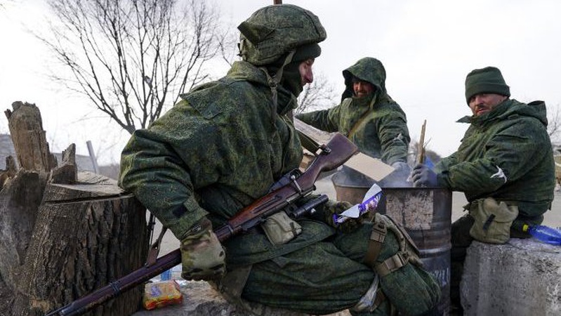 Саперні лопати замість техніки. Росіяни роблять ставку на ближні бої, - розвідка Британії