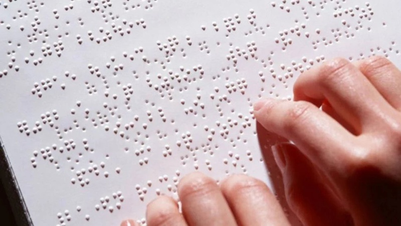 На Волині вчителька майже в 60 років вивчила шрифт Брайля, щоб вчити незрячих дітей