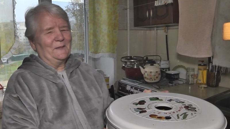 Незряча волинянка в’яже рукавиці та робить сушню для військових