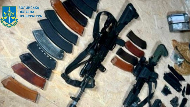 У Луцьку затримали чоловіка, який онлайн продавав автомати й кулемети
