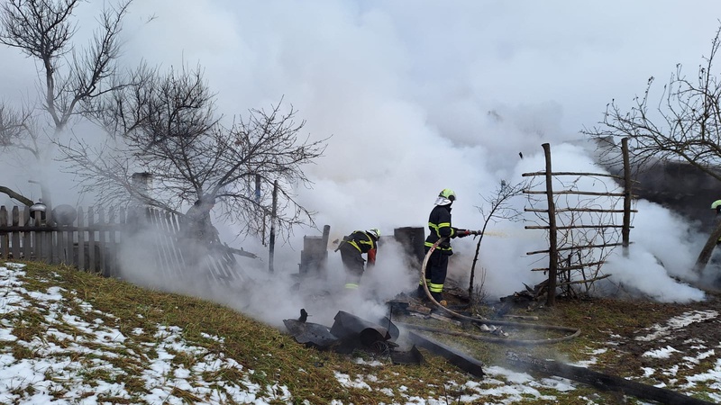 Волинські рятувальники ліквідували пожежу у господарській споруді