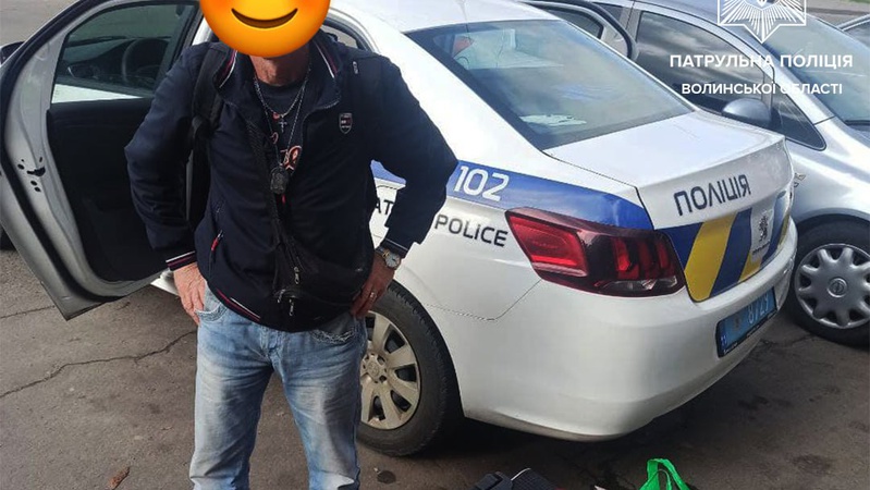 Вийшов на зупинці, а автобус не дочекався: на Волині патрульні допомогли чоловіку повернути речі