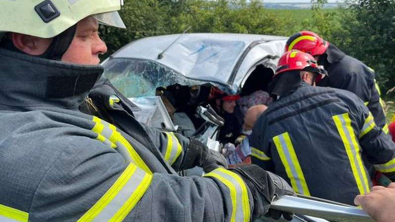 «Деблокували водія»: на Волині зіткнулися бус і легковик