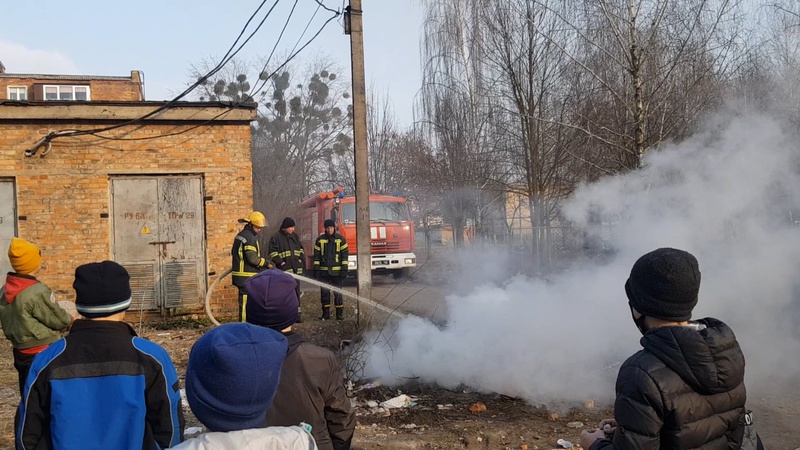 Знеструмили цілу вулицю: волиняни спалювали листя і пошкодили кабель живлення