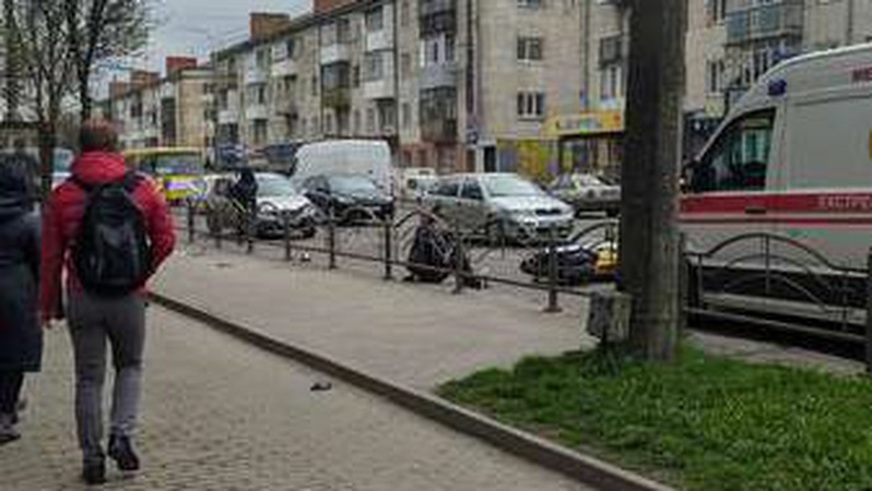 У Луцьку на Перемоги збили мотоцикліста.ФОТО