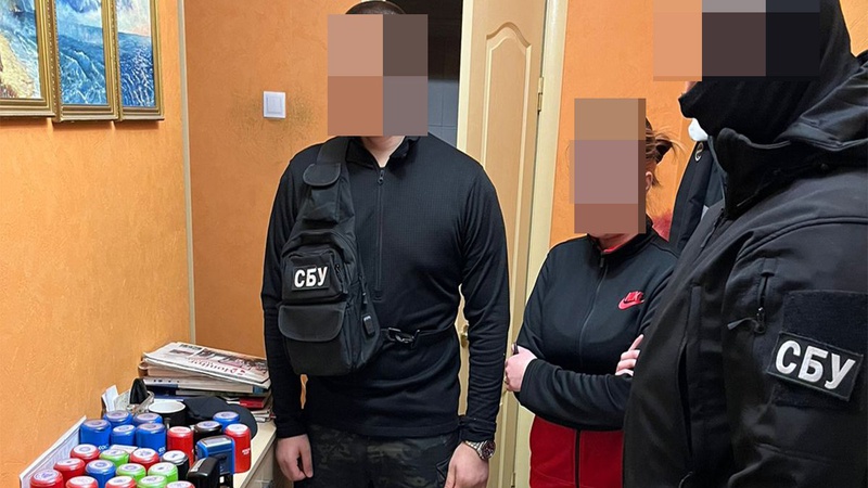 За підробку документів для виїзду чоловіків за кордон затримали молоду лучанку. ФОТО