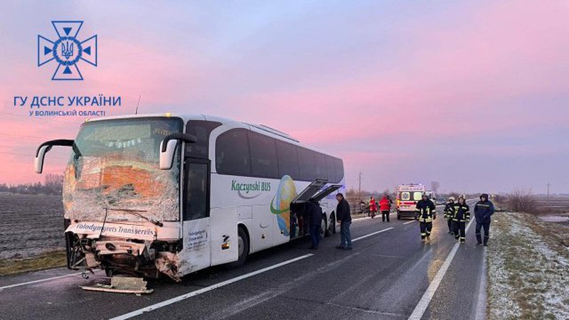 Зіткнувся з автобусом: у автотрощі на Волині загинув водій легковика