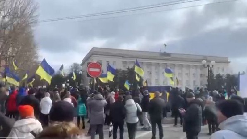 Тисячі херсонців вийшли на мітинг проти агресора: окупанти почали стріляти у повітря. ВІДЕО