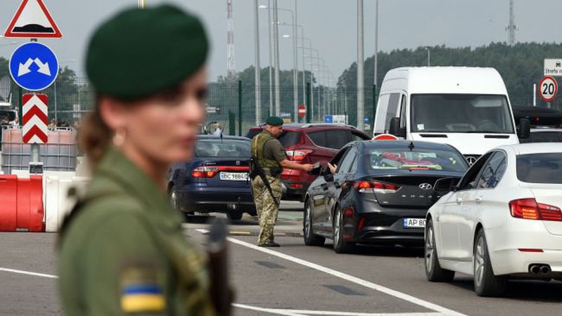 Правила виїзду чоловіків з України оновили: що змінилося