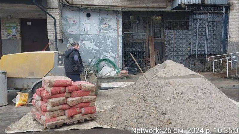 У Луцьку чоловік будматеріалами перегородив територію перед під’їздом