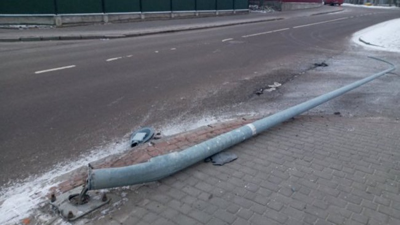 На Волині водій зніс електроопору. ФОТО