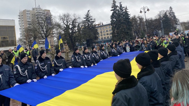 У Луцьку розгорнули 200-метровий прапор і створили «ланцюг єдності»