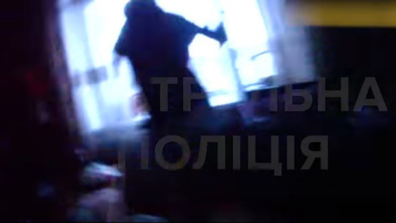 Показали відео, як патрульні рятували лучанина від самогубства