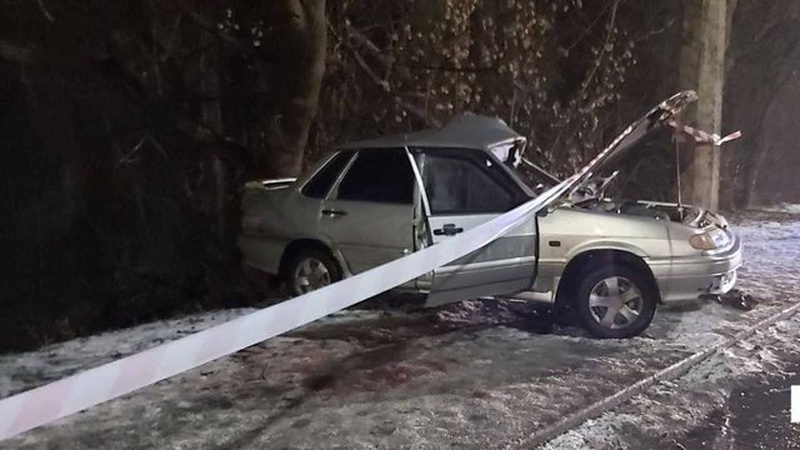 У Луцьку вночі легковик врізався у стовп: водій загинув. ФОТО. ВІДЕО